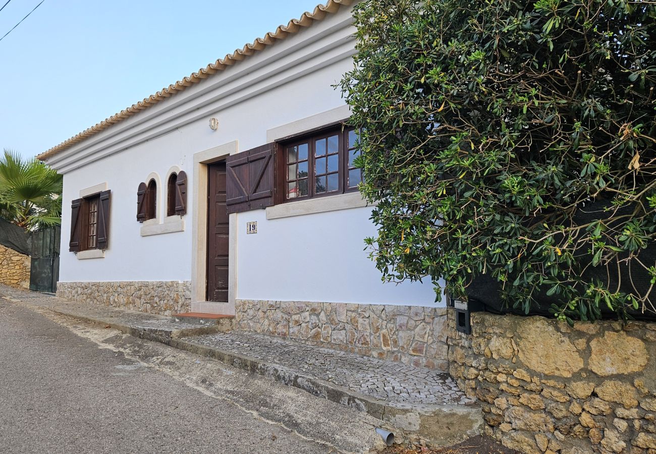 Fachada de uma moradia tradicional na Arrábida com piscina privada 