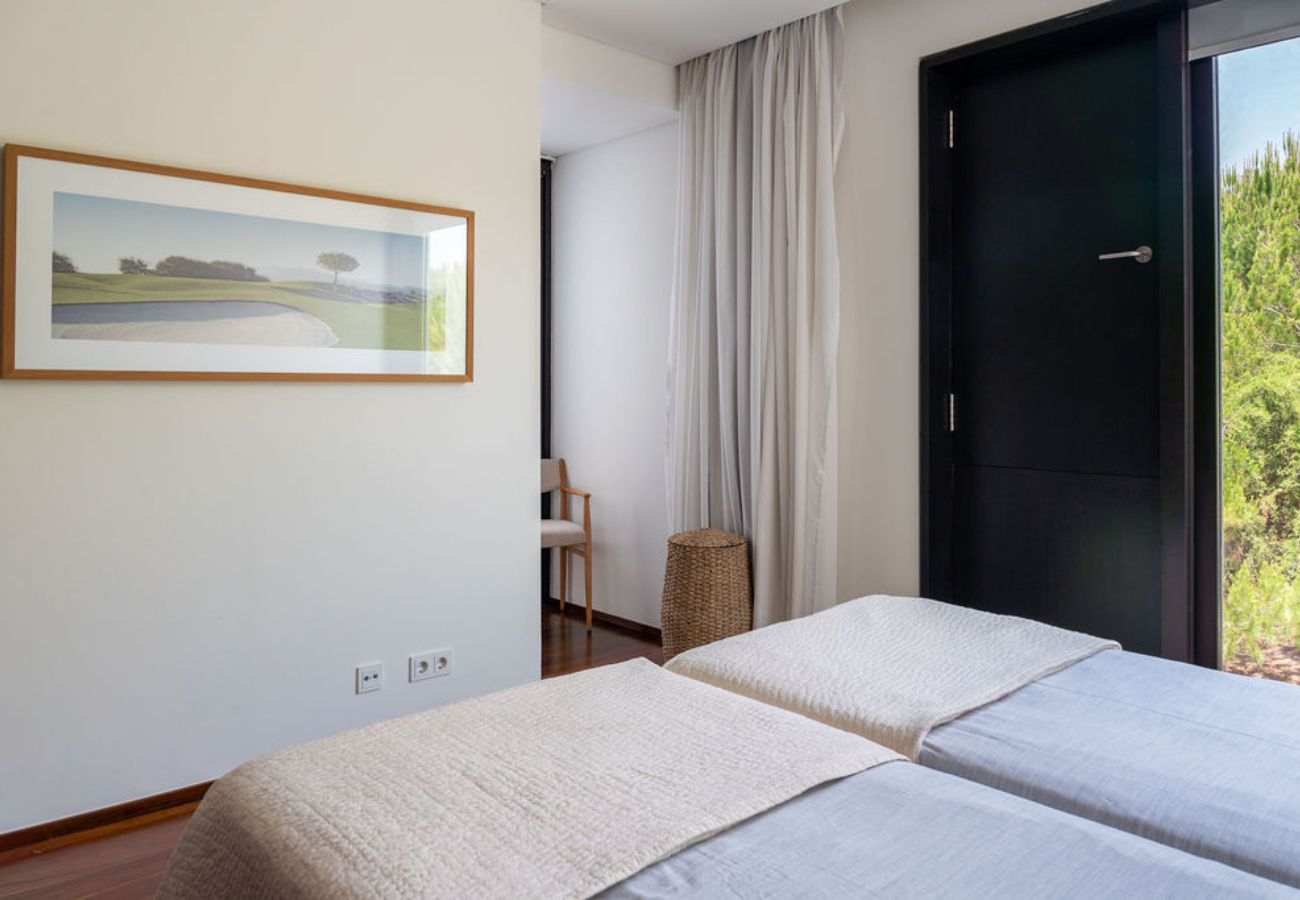 Quarto confortável com duas camas de solteiro e vista para o terraço na Pool Beach & Golf Troia.
