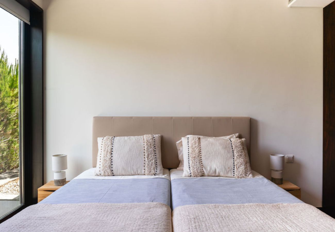 Quarto confortável com duas camas de solteiro e vista para o terraço na Pool Beach & Golf Troia.