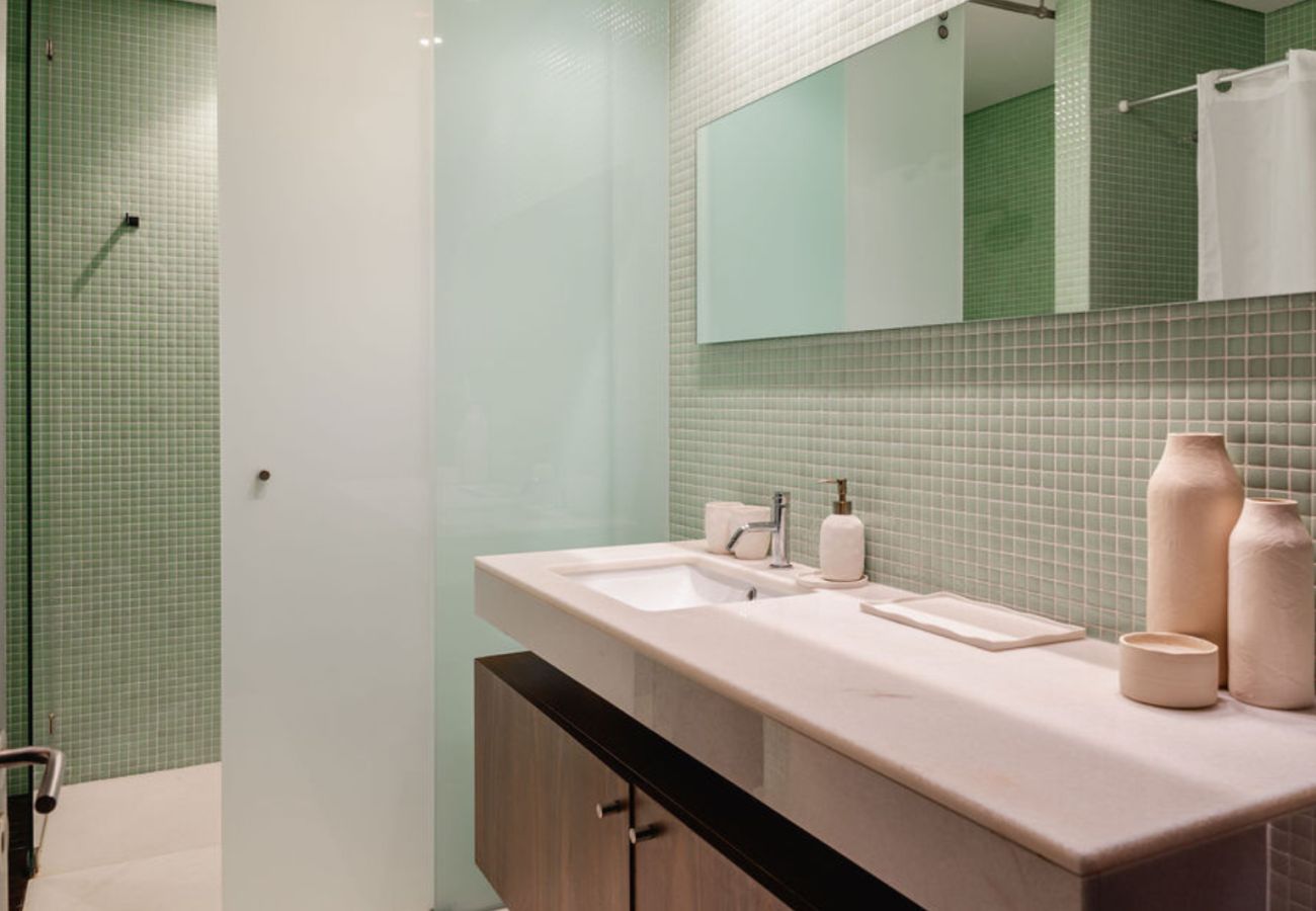 Casa de banho moderna com bancada clara e decoração minimalista na Pool Beach & Golf Troia.
