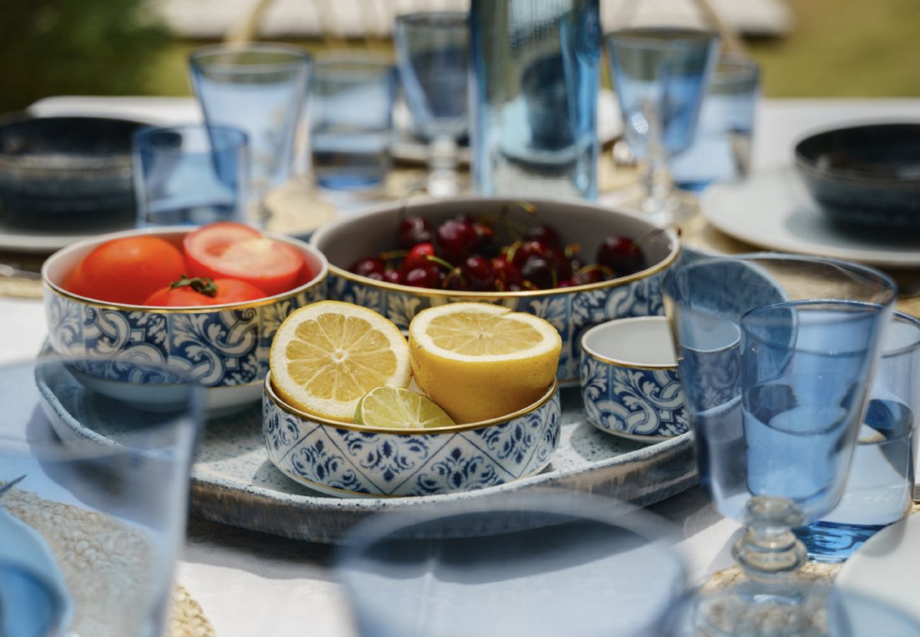 Detalhes elegantes de mesa com frutas e bebidas refrescantes na Pool Beach & Golf Troia.