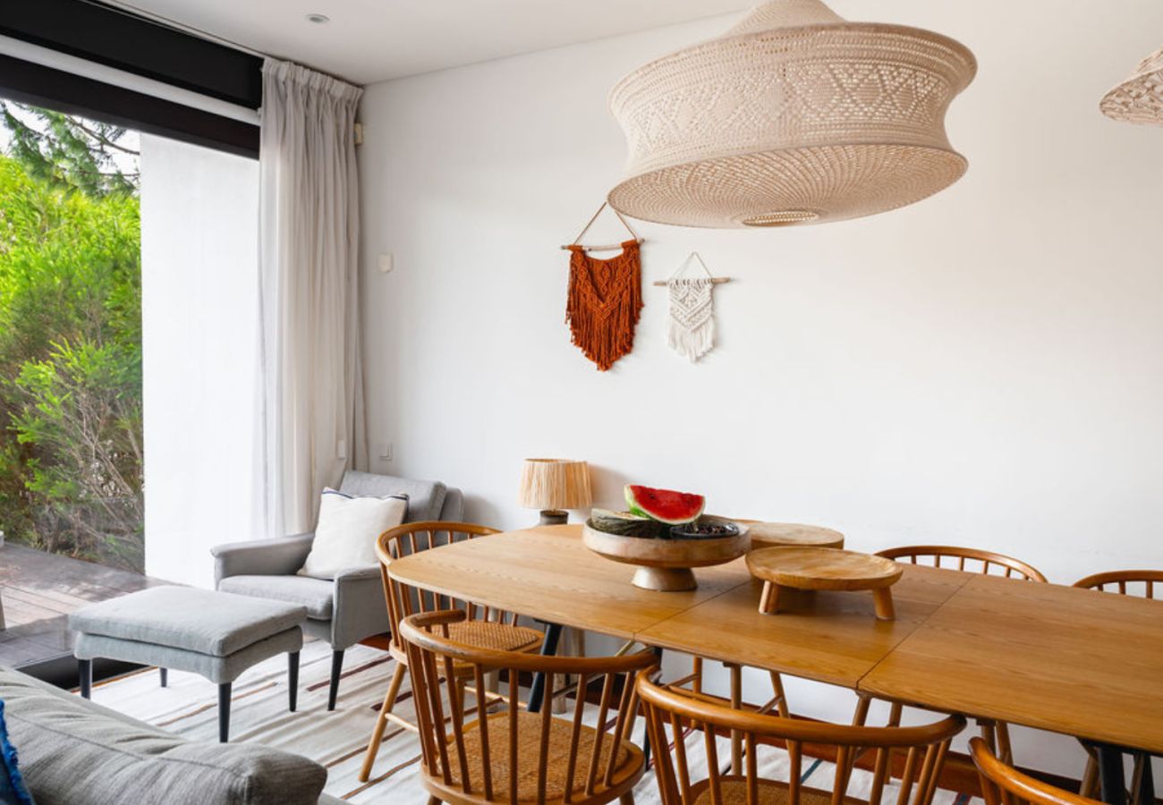 Sala de estar com decoração moderna e acesso ao terraço na Pool Beach & Golf Troia. 