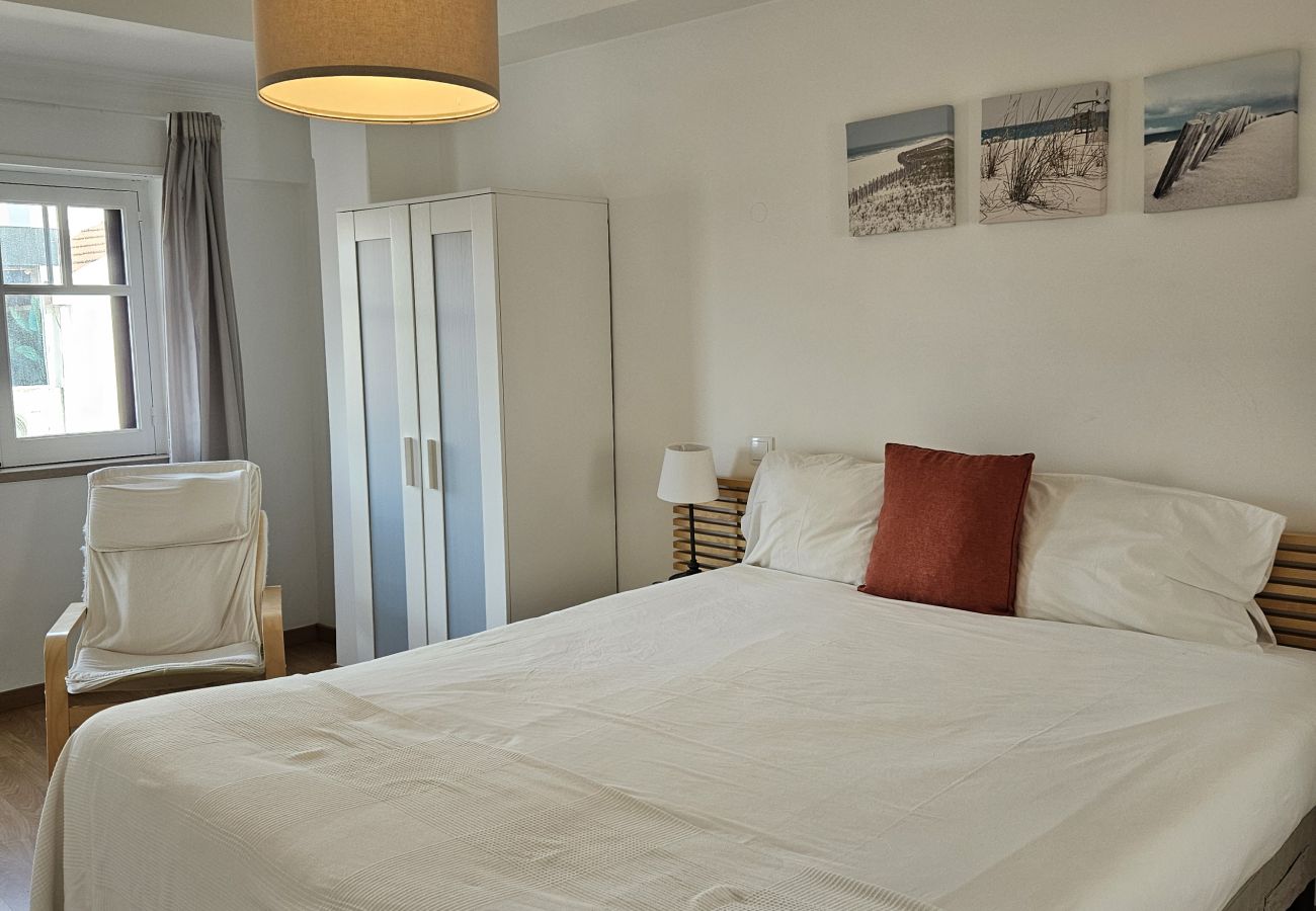 Spacious room with double bed, light bed linen and simple décor. 