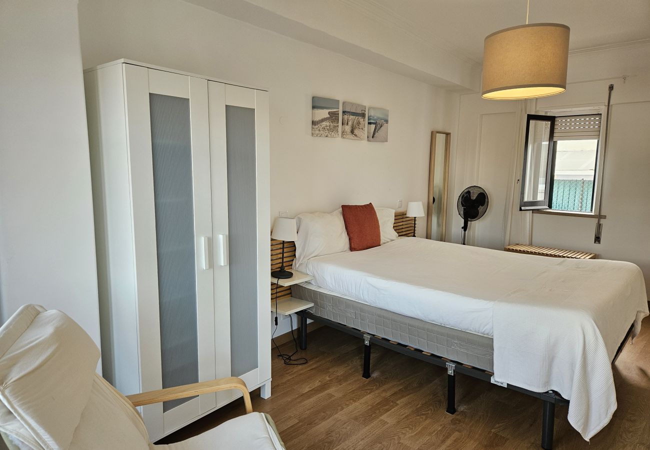 Spacious room with a double bed, light bed linen and simple decor.