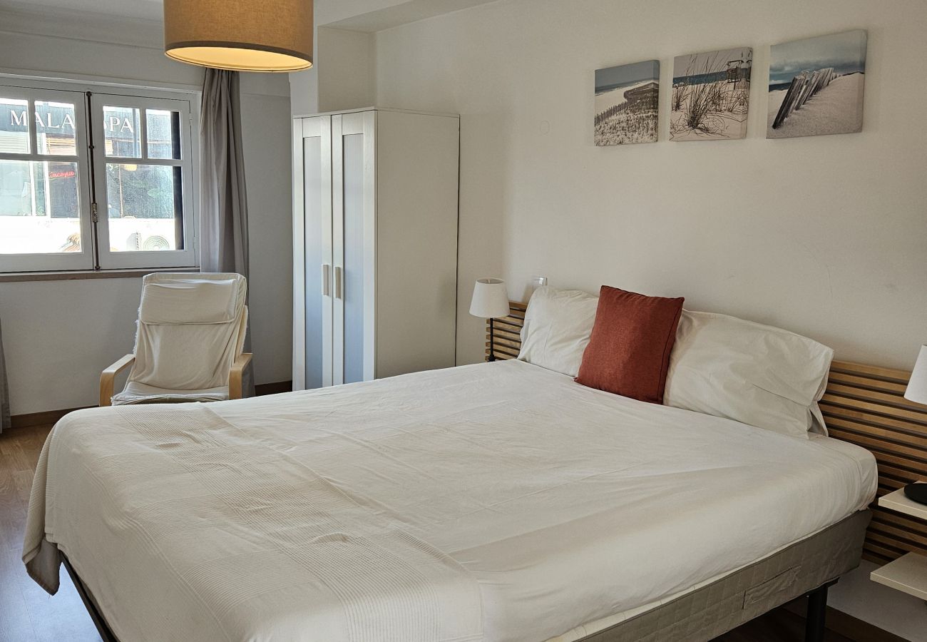 Spacious room with double bed, light bed linen and simple décor. 