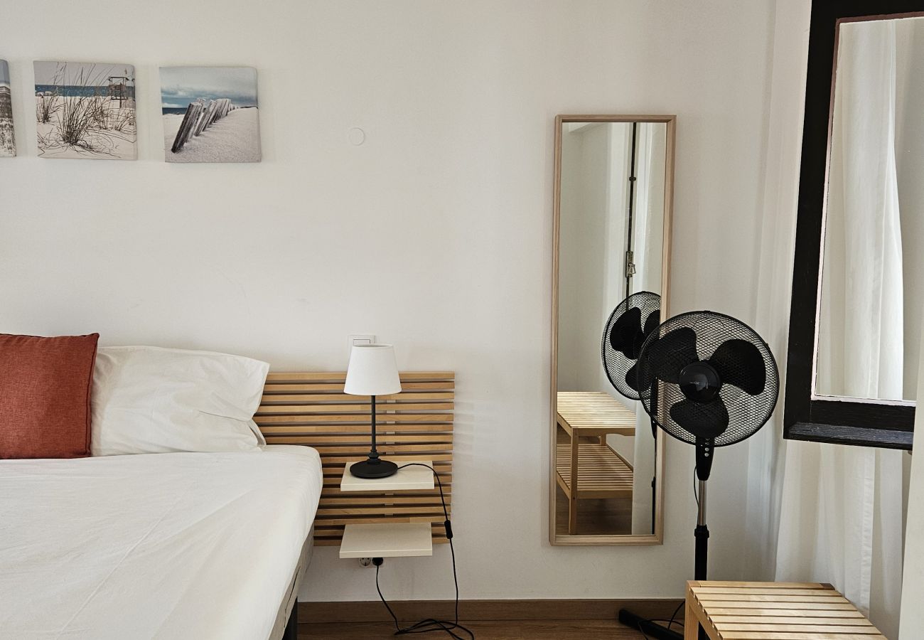 Spacious room with double bed, light bed linen and simple décor. 