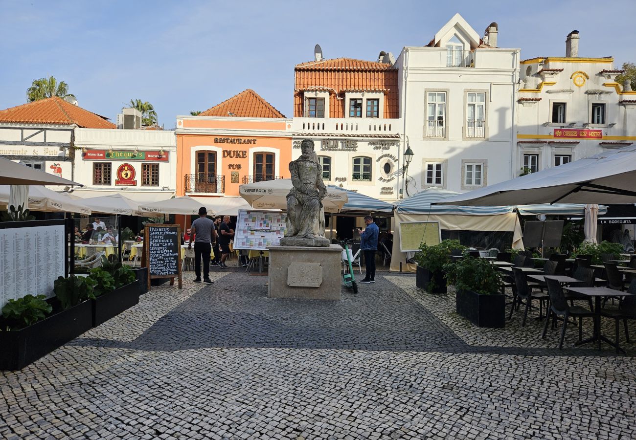 Charming streets in Cascais' historic center, with lively restaurants and café terraces. 