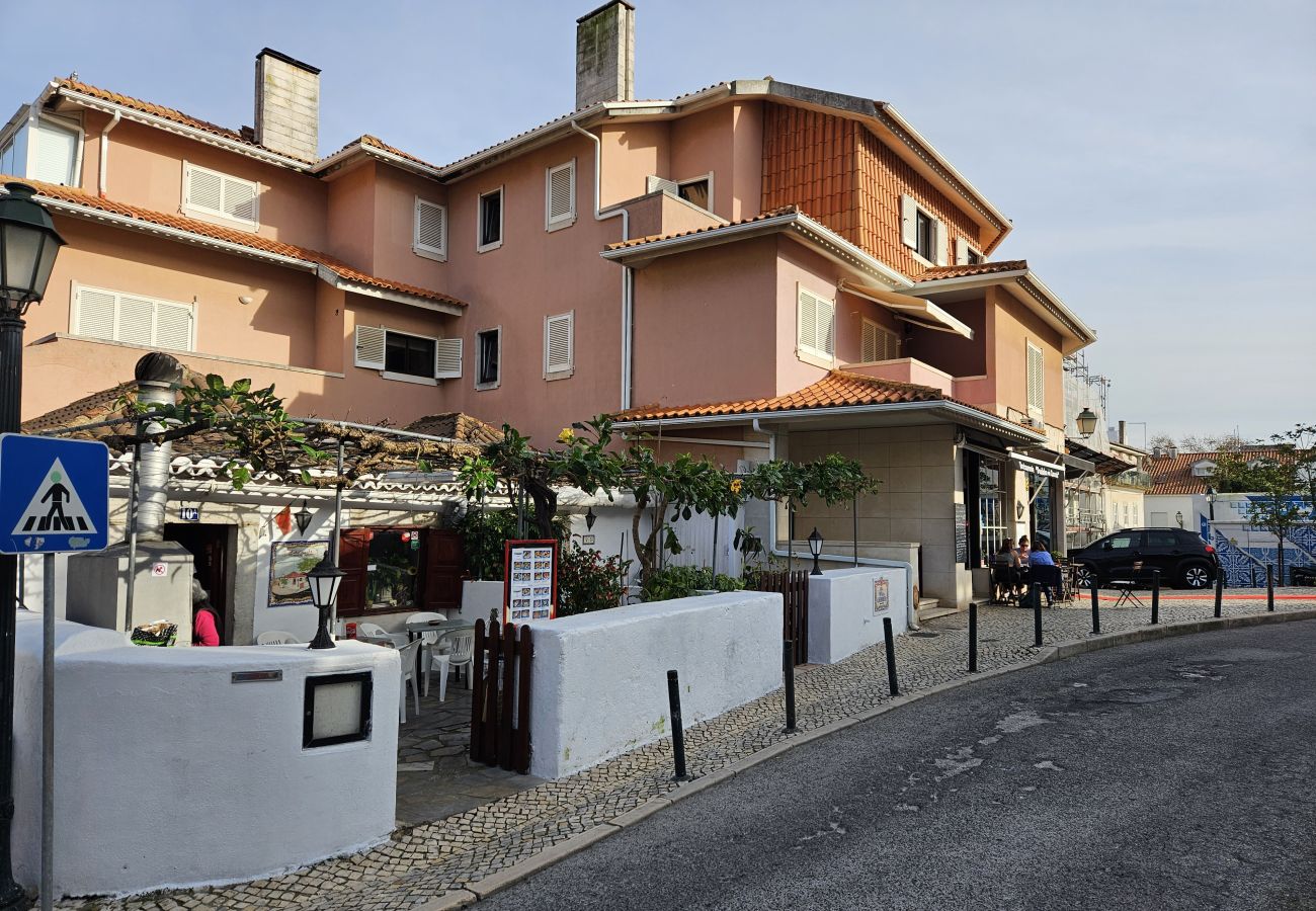 Traditional facade in Cascais' historic center, with large windows and elegant details. 