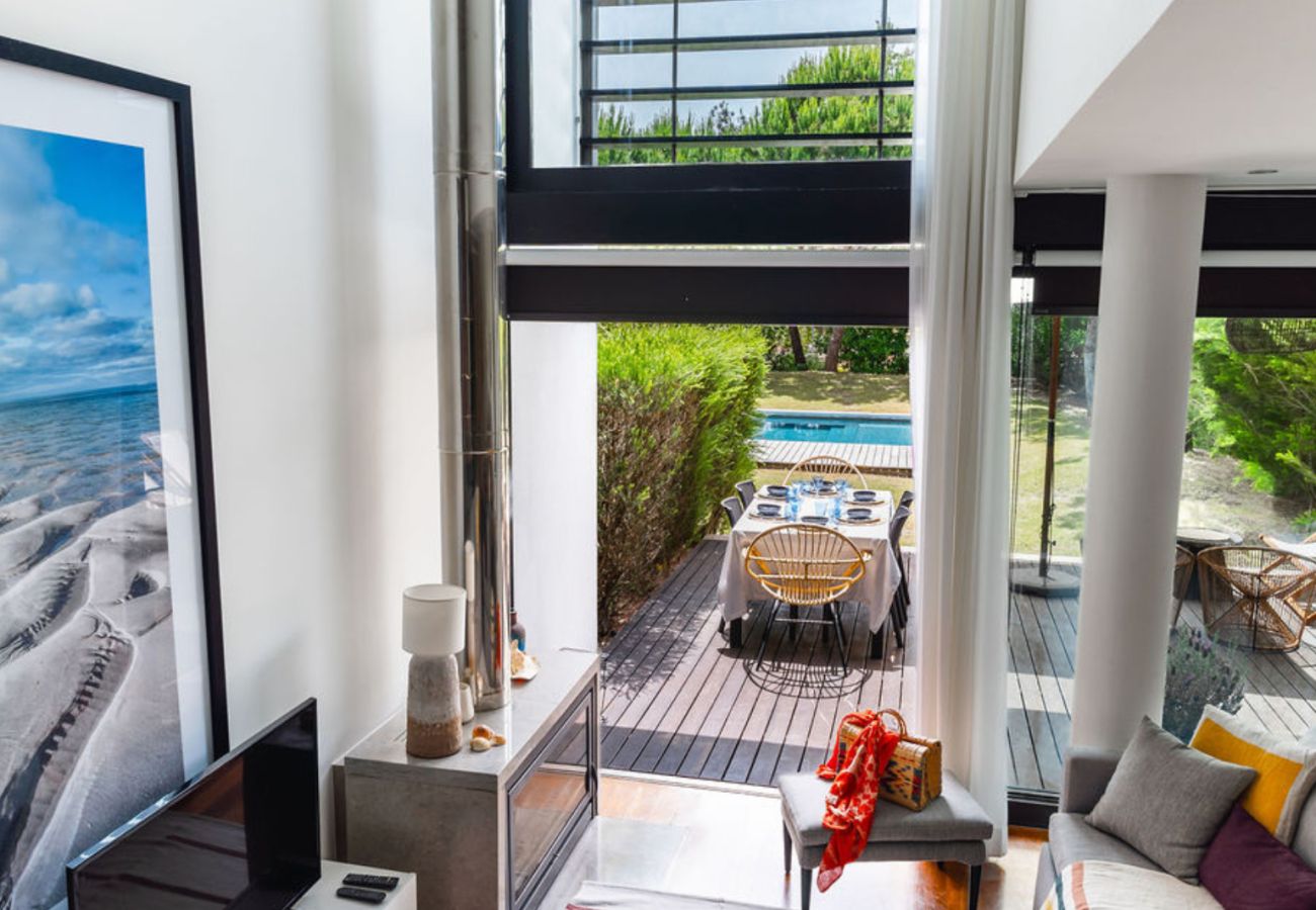 Luxurious terrace with views of the pool and surrounding nature at Pool Beach & Golf Troia.