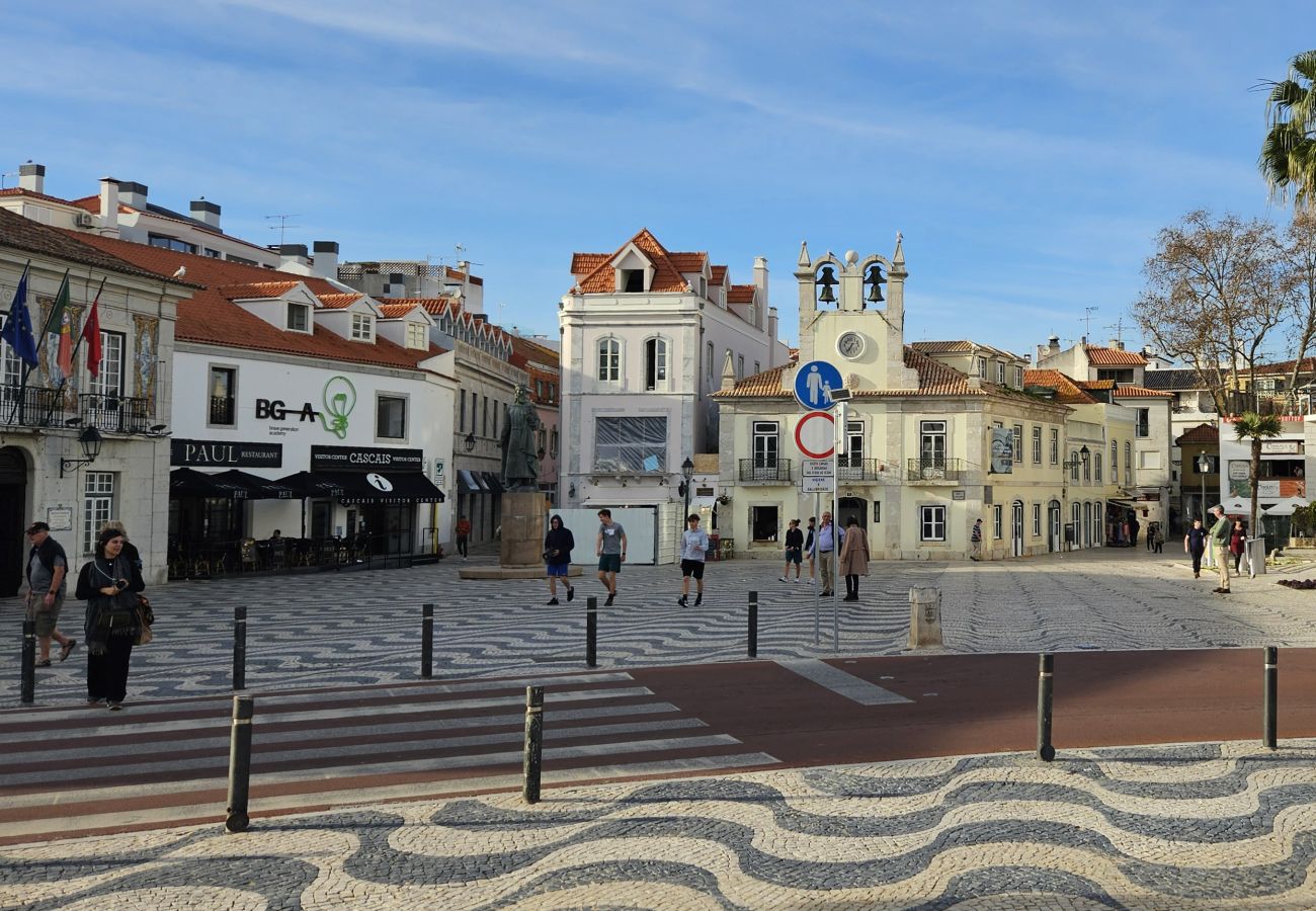 Charming square in the heart of Cascais, surrounded by traditional buildings, restaurants, and the iconic Portuguese pavement.