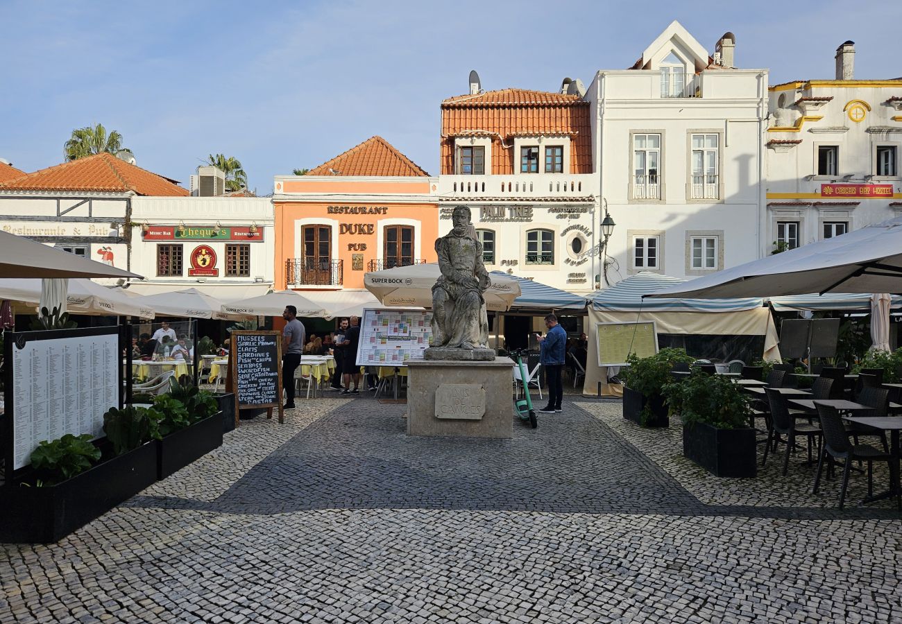 Historic fountain surrounded by cafés and restaurants in Cascais' city center, perfect for outdoor relaxation.
