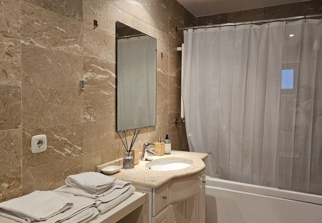 Bathroom with shower and bathtub, sophisticated design, and high-quality finishes.