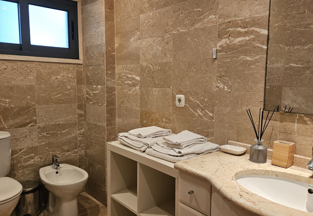 Bathroom with shower and bathtub, sophisticated design, and high-quality finishes.