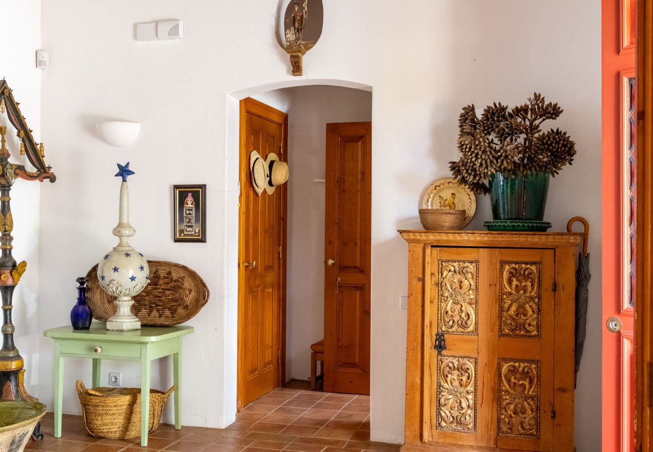Reception area of the villa in Almancil, featuring carved wooden furniture, decorative details, and a cozy atmosphere.