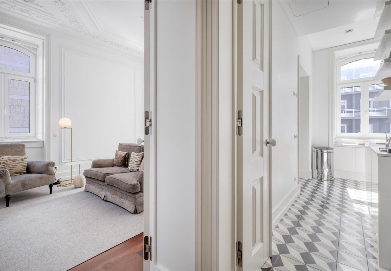 View of the passageway between the living room and kitchen, highlighting the classic design and sophisticated details.
